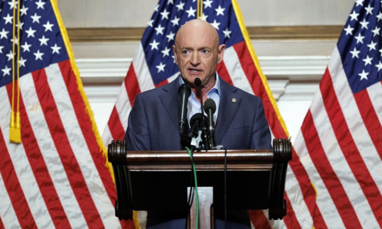 Пентагонът наказа сенатора Марк Кели с орязана военна пенсия и порицание